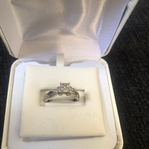 Engagement ring - Picture 2 of 4